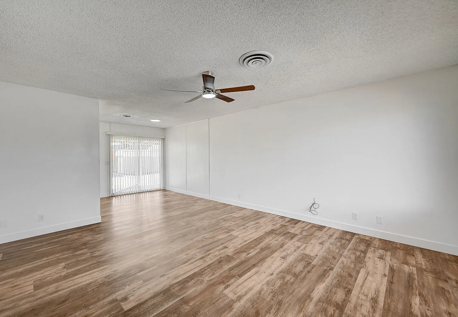 3 bed, 2.0 bath, 988 sqft, $1,950 — Photo 4
