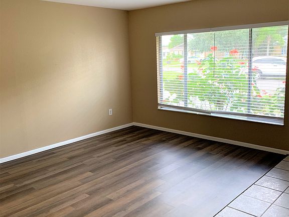 2nd image of 6927 Roslyn Ct