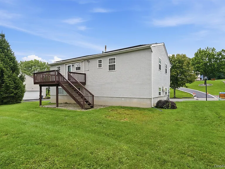 17 Watkins Dr — Photo 33