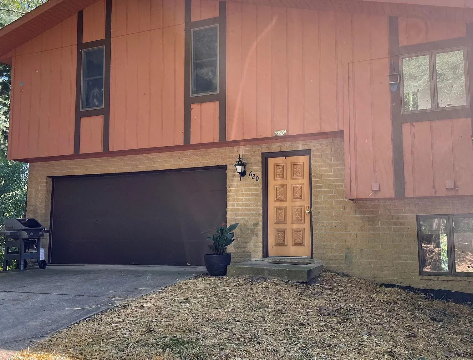 620 Senn Dr — Photo 2