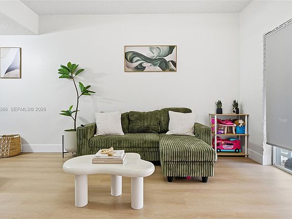 3rd image of 2 Simonton Cir