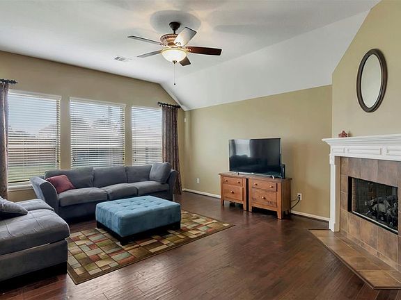 4th image of 956 Umbria Ln