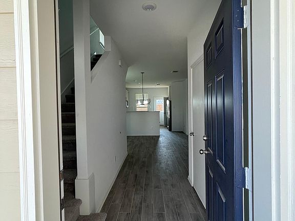 3rd image of 125 Bennington Dr