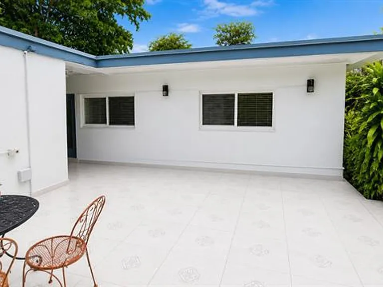 2130 NE 191st Dr — Photo 3