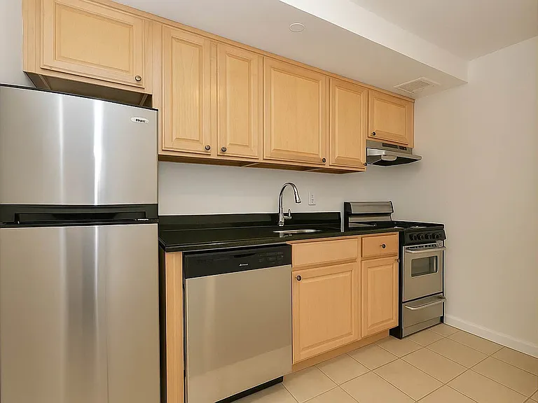 322 E 39th St #3C — Photo 6