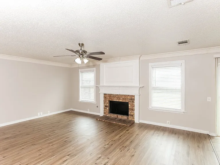 7027 Glenshire Dr — Photo 8