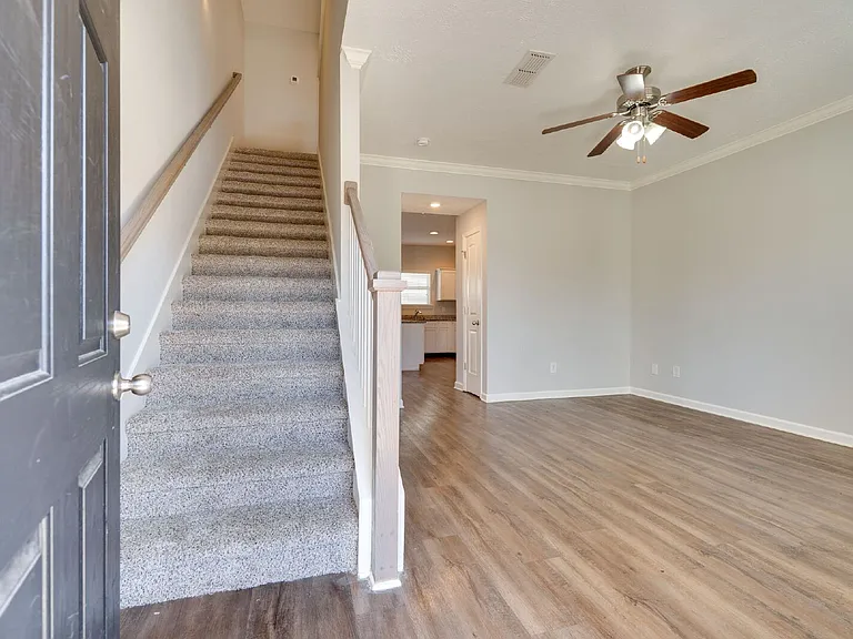 810 Staten Dr — Photo 2