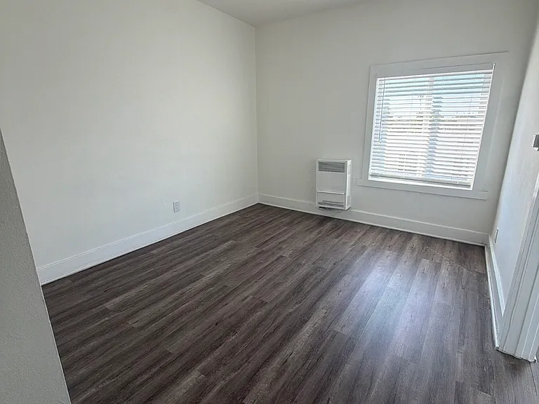 6600 S Hoover St — Photo 3