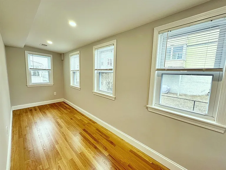 75 Governor Winthrop Rd — Photo 28