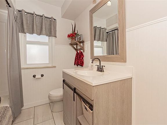 3rd image of 867 Stuart Dr