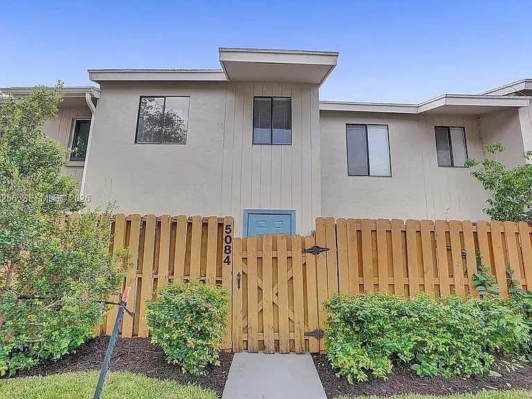 5084 S University Dr — Photo 2
