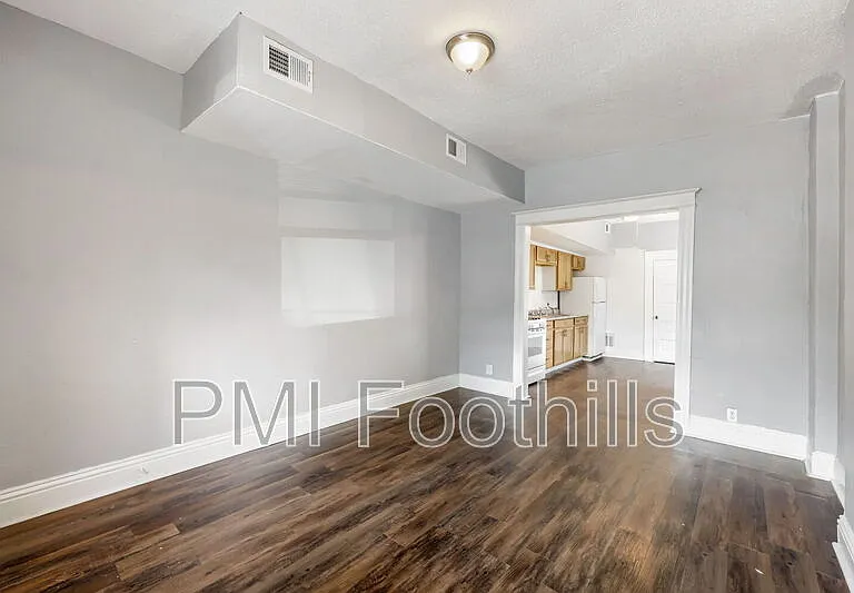 420 N Fox St — Photo 3
