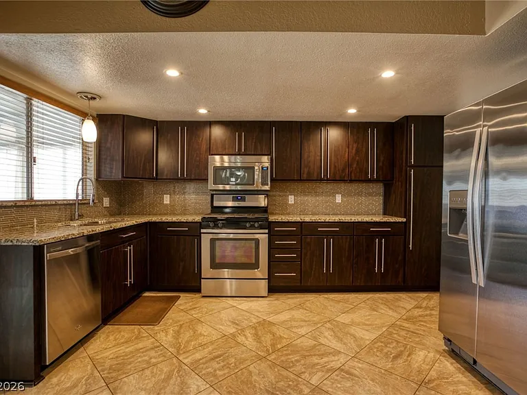 3956 Clear View Dr — Photo 9