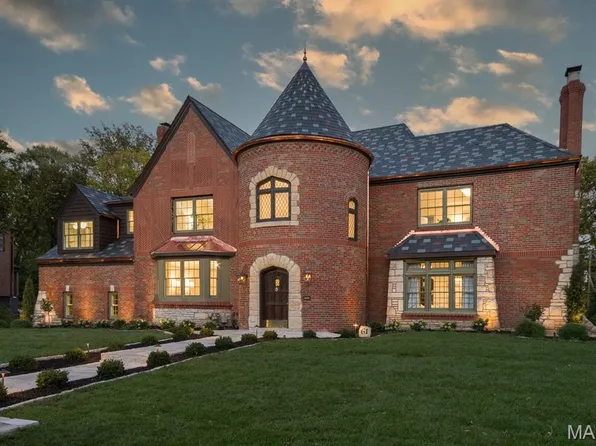 61 Lake Forest Dr, Saint Louis, MO 63117