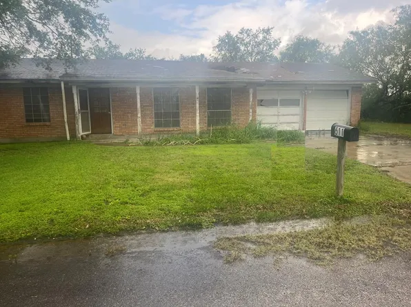 611 Montclair St, Refugio, TX 78377