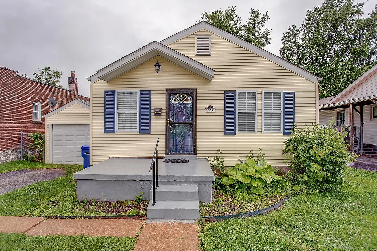 230 W Loretta Ave photo 1