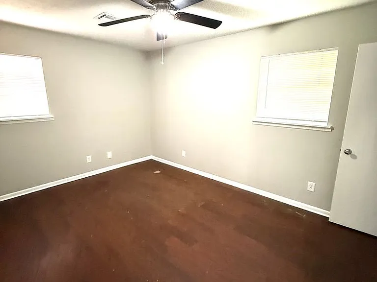 535 Lawndale Ln — Photo 9