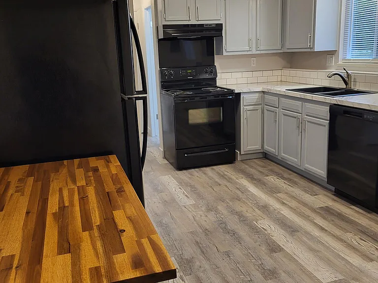 1403 Tappan Cir — Photo 2