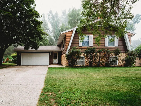 1702 2nd Pl NE, Jamestown, ND 58401