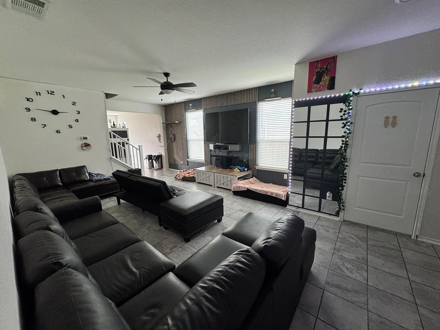 3 bed, 1.5 bath, 2850 sqft, $910 — Photo 2