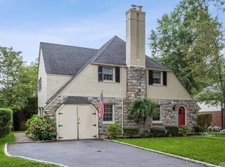 44 Kenwood Rd, Garden City, NY 11530