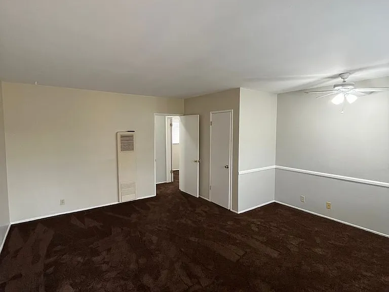 10226 Darby Ave — Photo 6