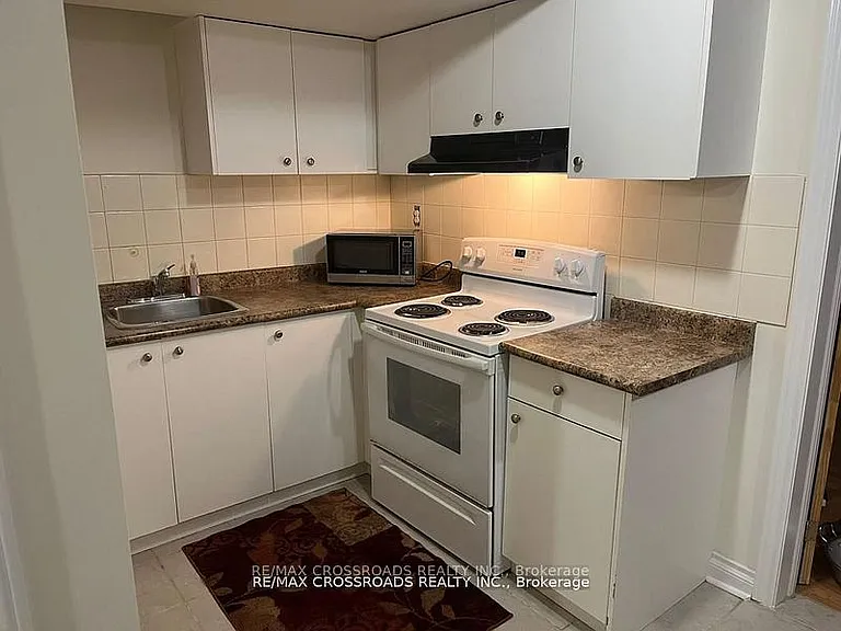 27 Bobolink Ave — Photo 2