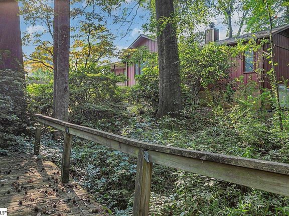 4th image of 17 Ogden Dr