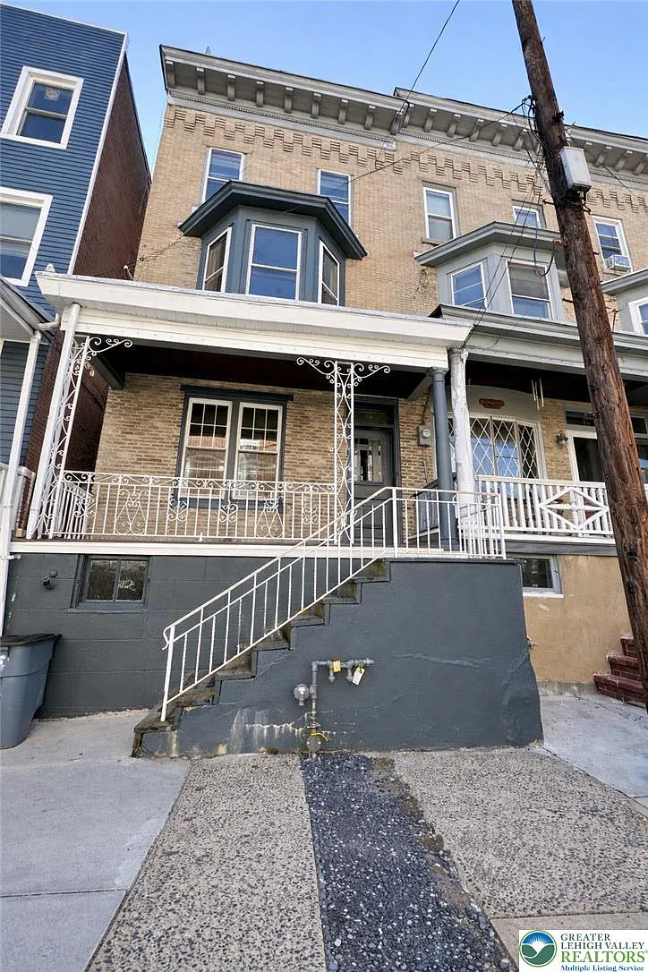 5 bed, 1.5 bath, 2006 sqft, $1,500 — Photo 1