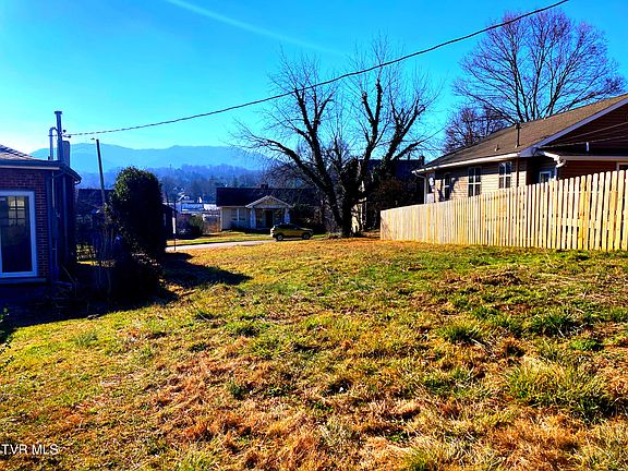 5th image of 302 Highland Ave