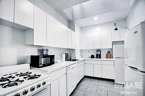 Rented by Urbane Brokerage | media 65