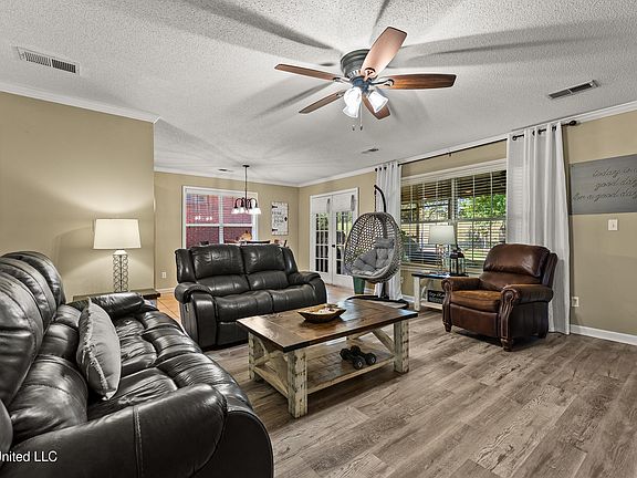 4th image of 435 Fairway Oaks Dr