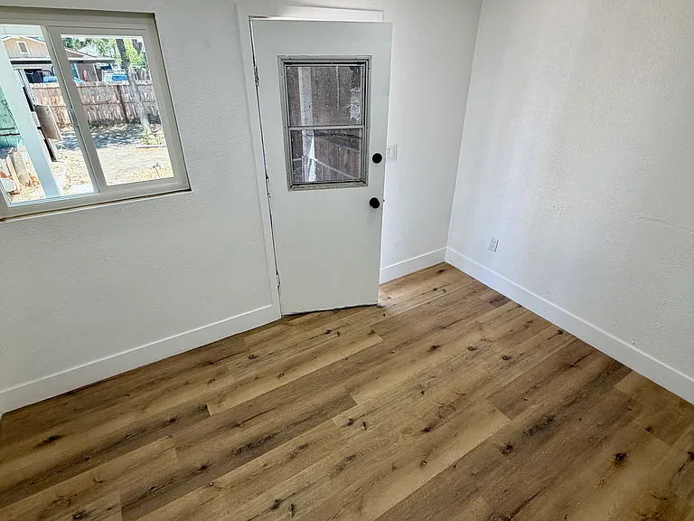 218 E 11th St — Photo 12