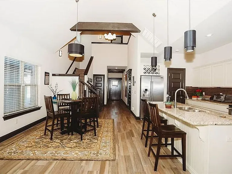 1804 SW Riverstone Rd — Photo 3