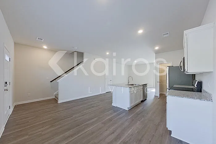 3 bed, 2.5 bath, 1300 sqft, $1,549 — Photo 4