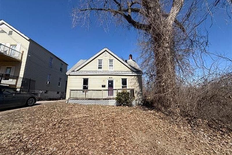 1st image of 814 Brown St
