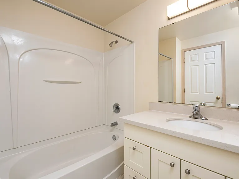 Lower Level Bath with Tub