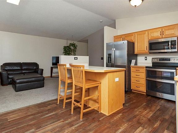 3rd image of 304 Hazelnut Dr