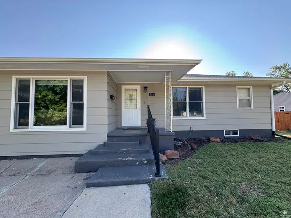 716 A St, Clay Center, KS 67432