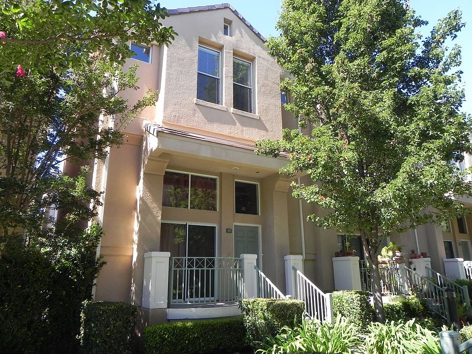 Townhouse surrounde by mature landscaping