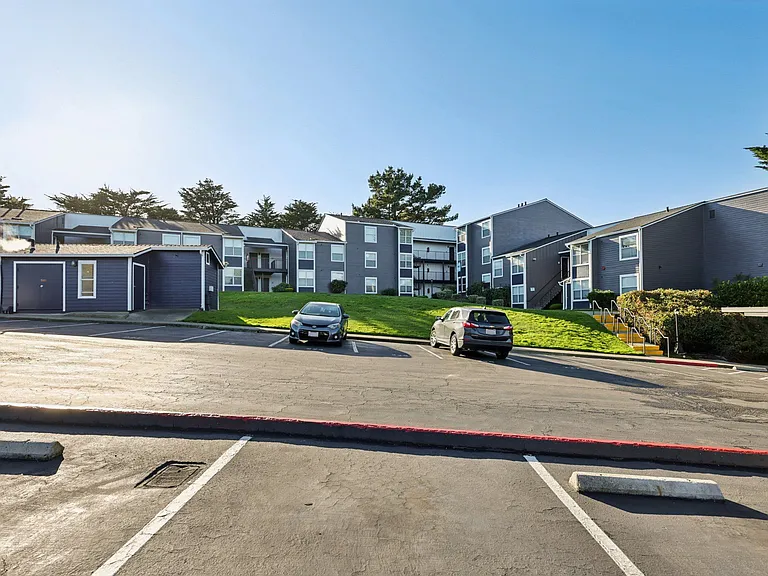 Skyline Heights Apartments — Photo 50