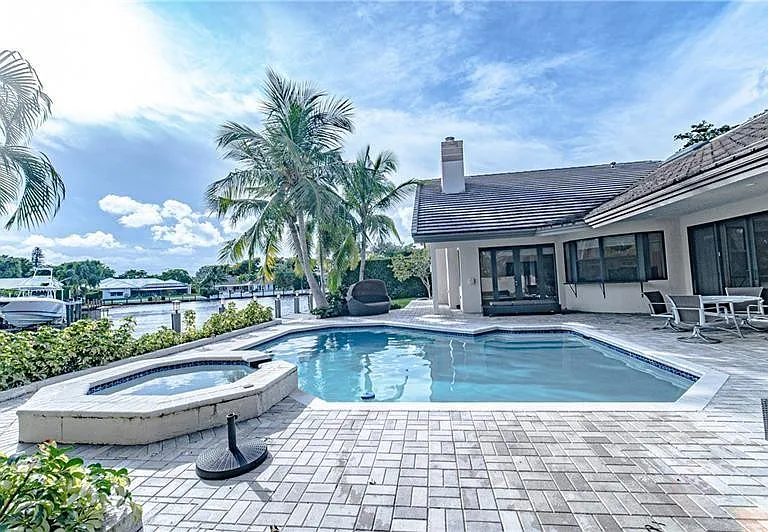 50 Bay Colony Dr — Photo 3
