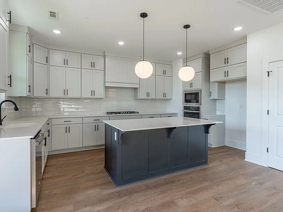 5th image of 4703 SW Juneberry St