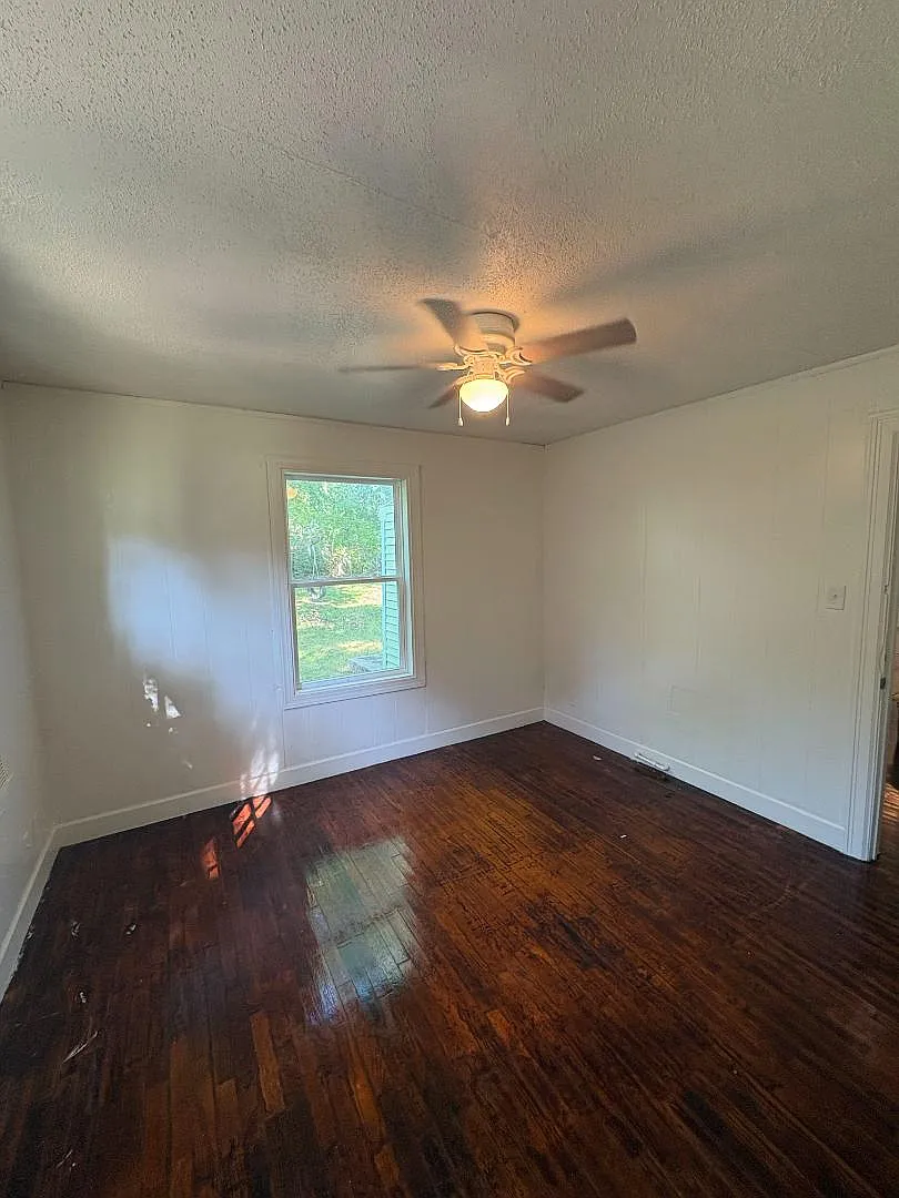 1439 S Oak Ave — Photo 3
