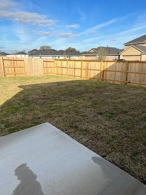 4 bed, 2.5 bath, 2220 sqft, $2,000 — Photo 2