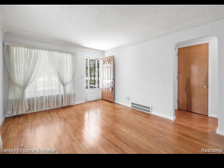 18535 Audette St — Photo 3