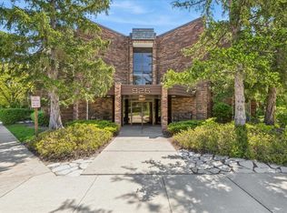 925 Spring Hill Dr APT 102, Northbrook, IL 60062