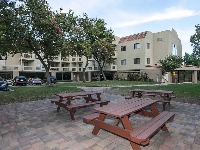 Lincoln Park Apartments — Photo 8