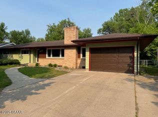 2709 Chestnut St, Grand Forks, ND 58201