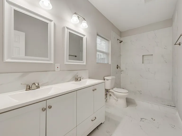 919 W Collins St — Photo 4